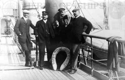 Kaiser Wilhelm der Grosse - Capt. Polack posing with passengers 1909