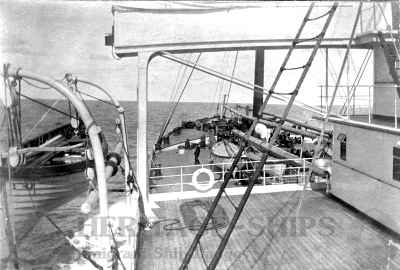 Baltic (2) - lifeboat No. 2, the forward deck with steerage passengers and part of the bridge in 1905
