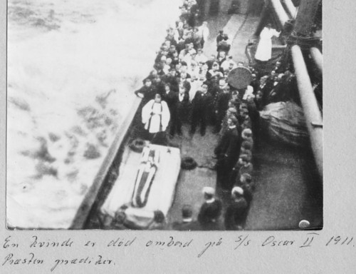 A woman has died on board the S/S Oscar II in 1911, the minister is holding a service