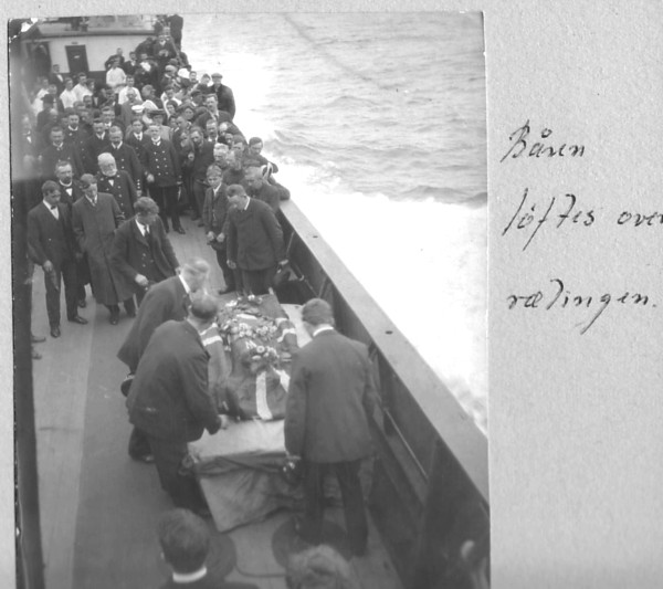 The bier is lifted over the railing