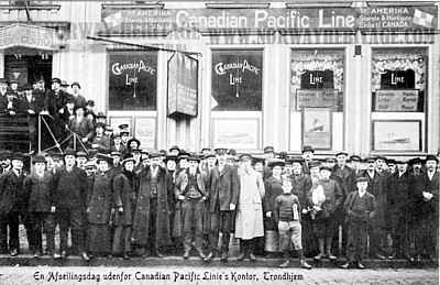 This picture shows emigrants waiting outside the Canadian Pacific Line office waiting for the departure. The office was situated in Fjordgaten near the railway station and the harbor. From the office the emigrants would be escorted by the agents to the steamer, waiting just 2 minutes walk away, to take them to England. In England they would transfer to the transatlantic steamer for the ocean crossing. 