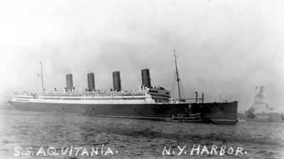 Aquitania – Cunarder Aquitania in New York Harbour